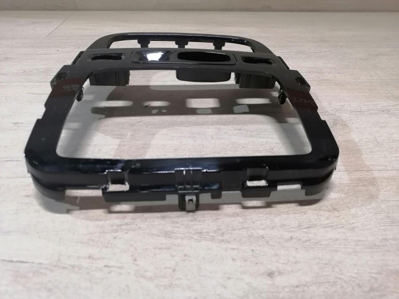 Duster №6 рамка под магнитолу деф