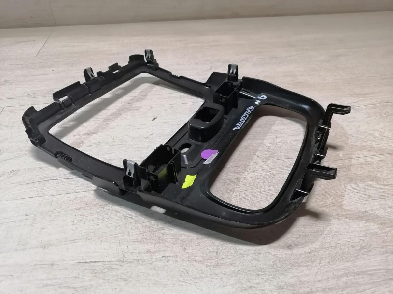 Duster №6 рамка под магнитолу деф