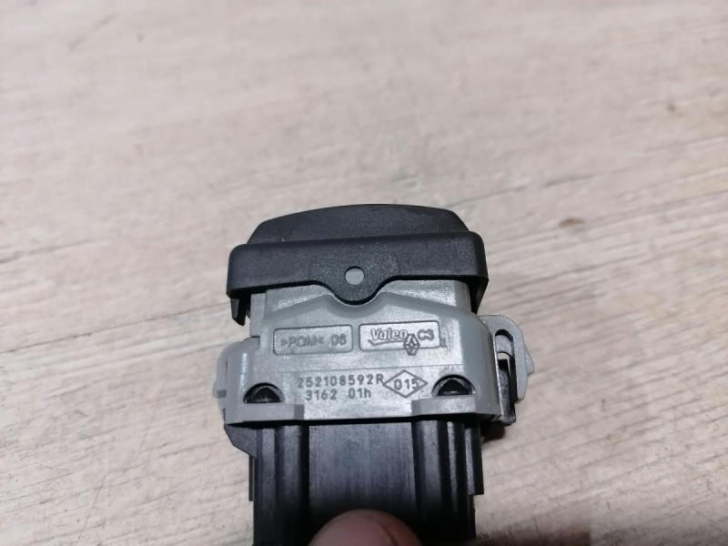 Duster №6  кнопка центрального замка