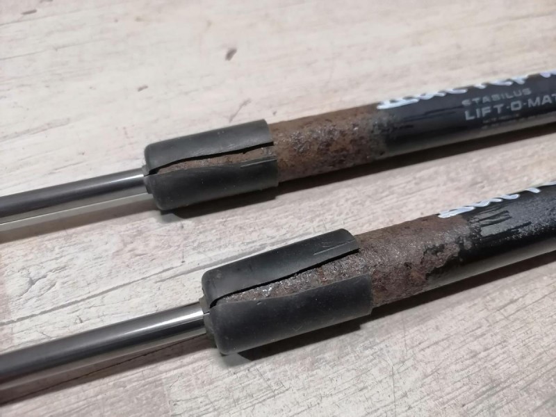 Duster №6 амортизатор крышки багажника