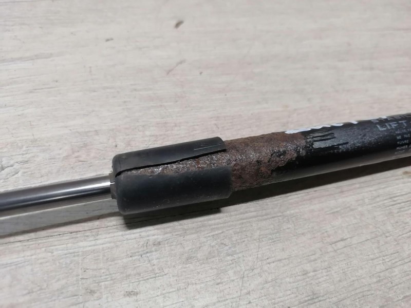 Duster №6 амортизатор крышки багажника