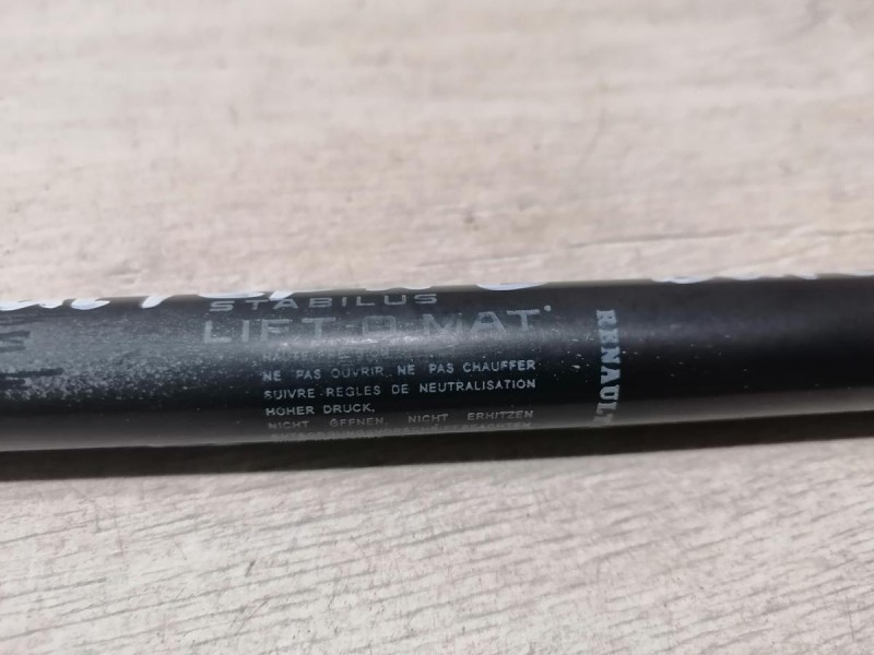 Duster №6 амортизатор крышки багажника