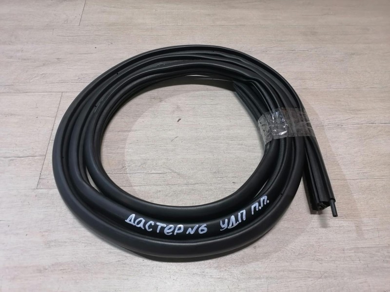 Duster №6 уплотнитель дверного проема передний правый