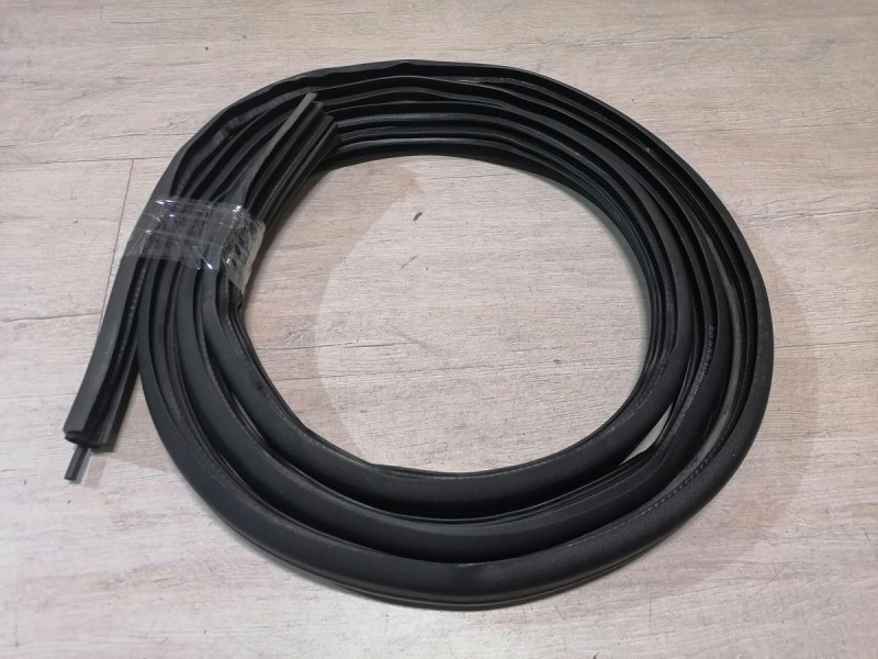 Duster №6 уплотнитель дверного проема передний правый