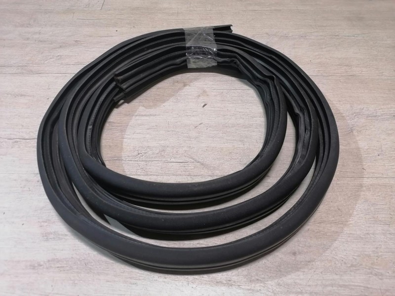 Duster №6 уплотнитель дверного проема задний левый