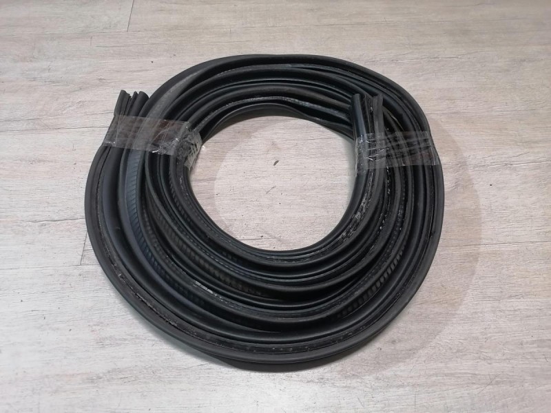 Duster №6 уплотнитель багажника