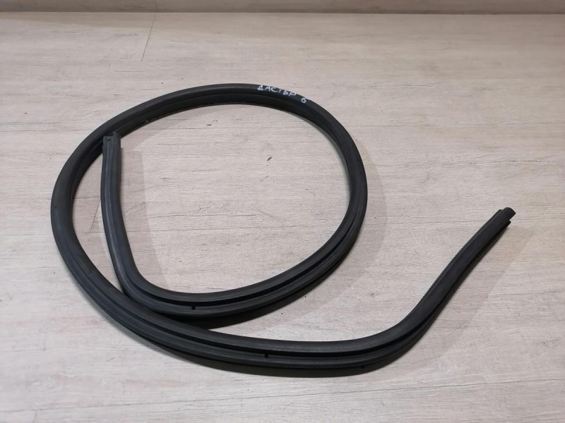 Duster №6 уплотнитель капота