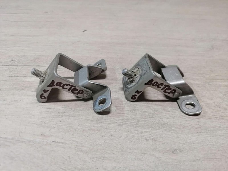 Duster №6 петля багажника