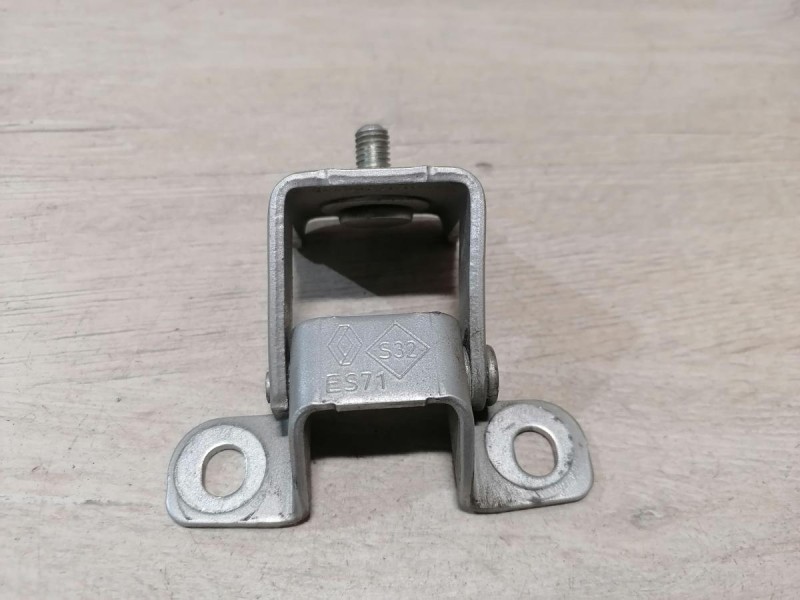 Duster №6 петля багажника