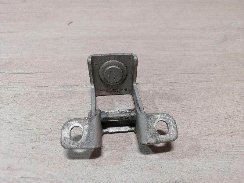 Duster №6 петля багажника