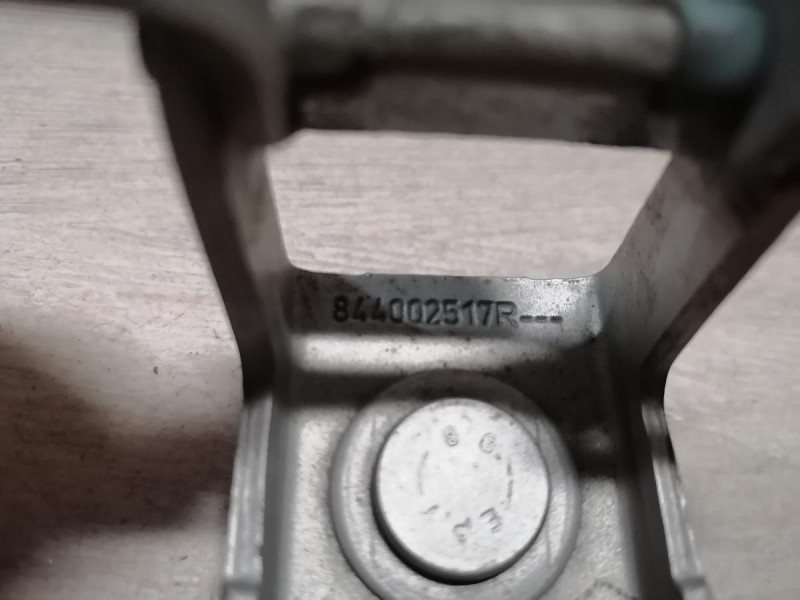 Duster №6 петля багажника