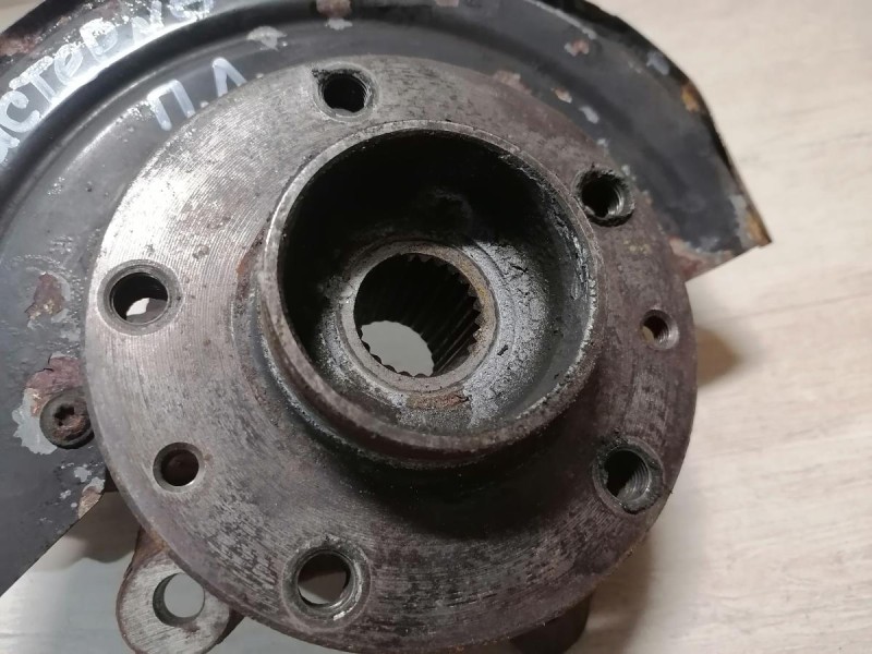 Duster №6 кулак передний левый