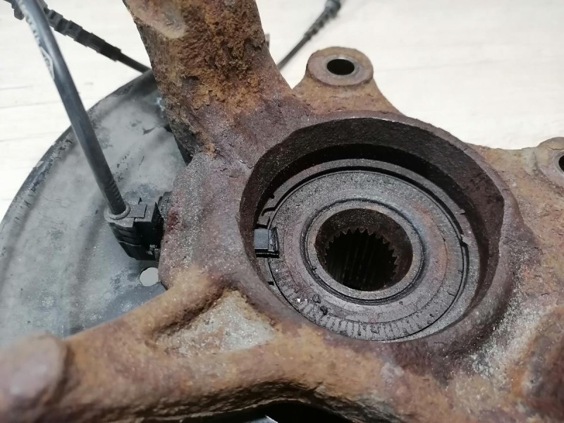 Duster №6 кулак передний левый