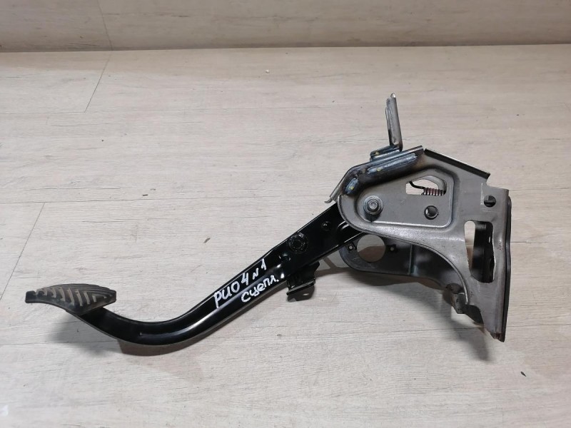 Rio 4 №1 педаль сцепления