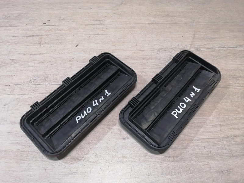 Rio 4 №1 решетка вентиляции багажника клапан