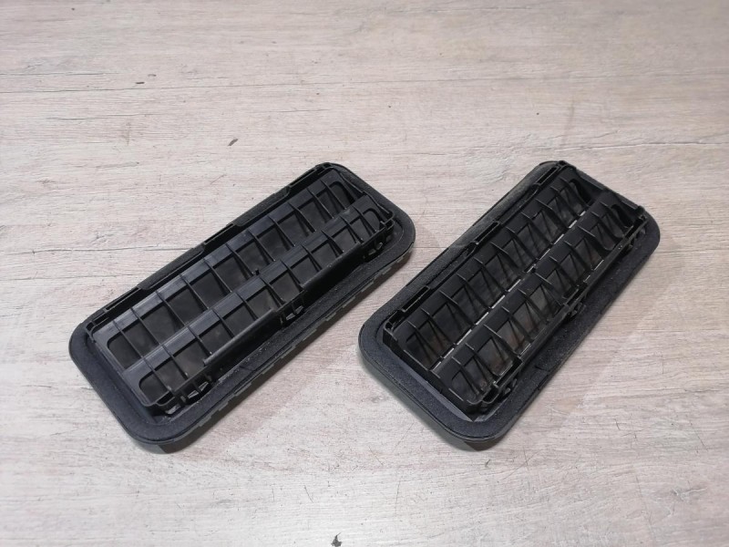 Rio 4 №1 решетка вентиляции багажника клапан