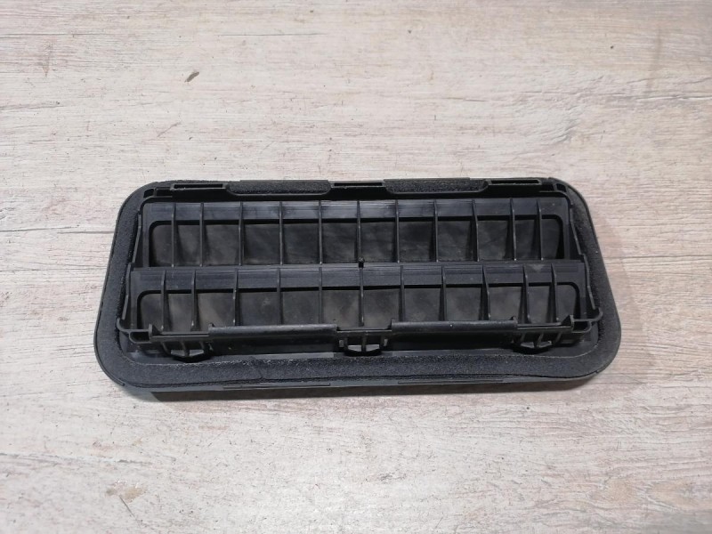 Rio 4 №1 решетка вентиляции багажника клапан