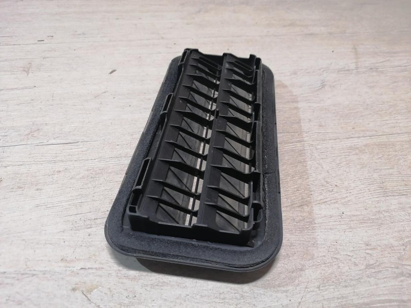 Rio 4 №1 решетка вентиляции багажника клапан