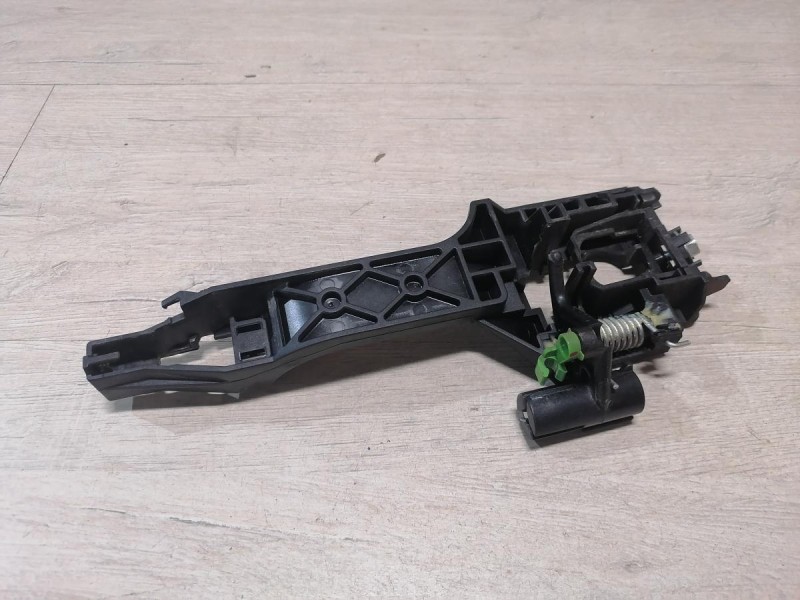 Rio 4 №1 кронштейн ручки двери передний левый