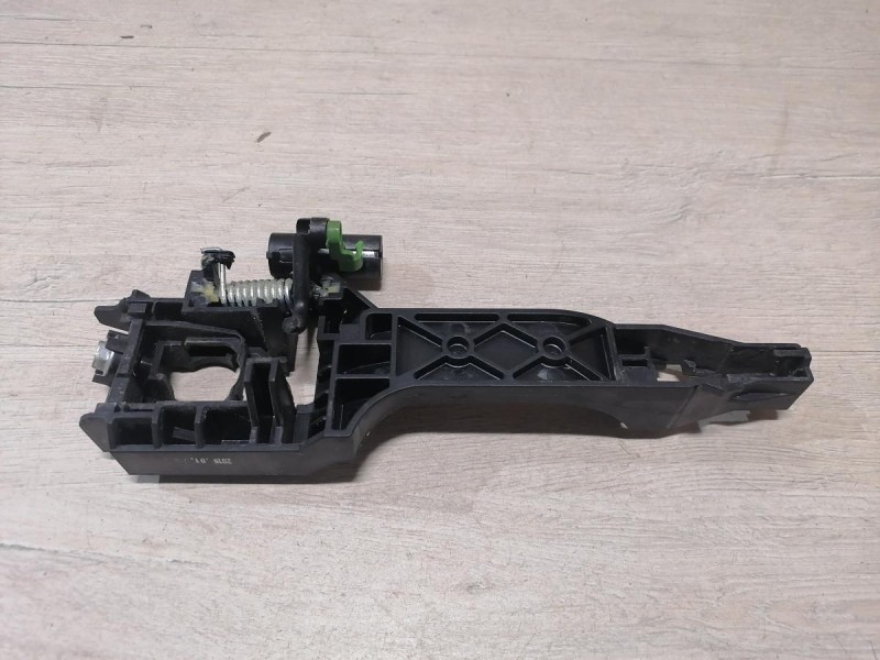 Rio 4 №1 кронштейн ручки двери передний левый