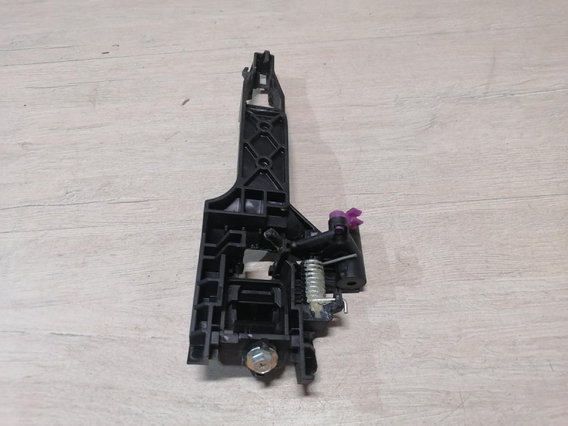 Rio 4 №1 кронштейн ручки двери передний правый