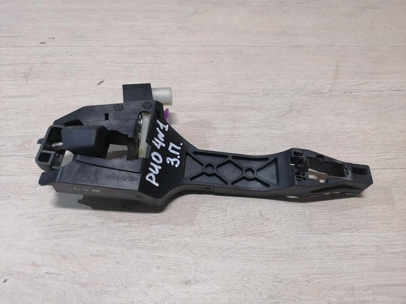 Rio 4 №1 кронштейн ручки двери задний правый