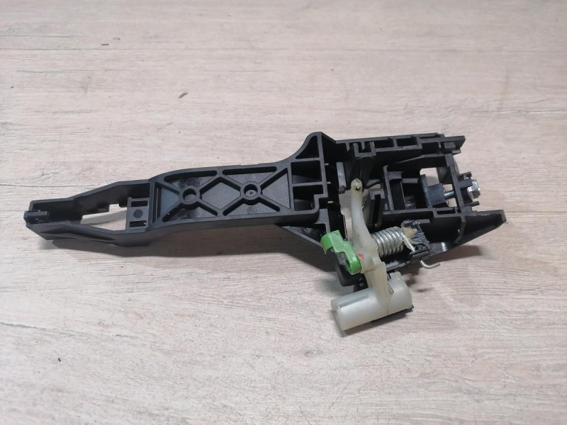 Rio 4 №1 кронштейн ручки двери задний левый