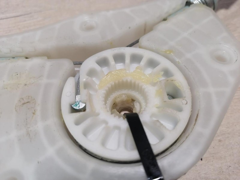 Rio 4 №1 стеклоподъемник передний правый