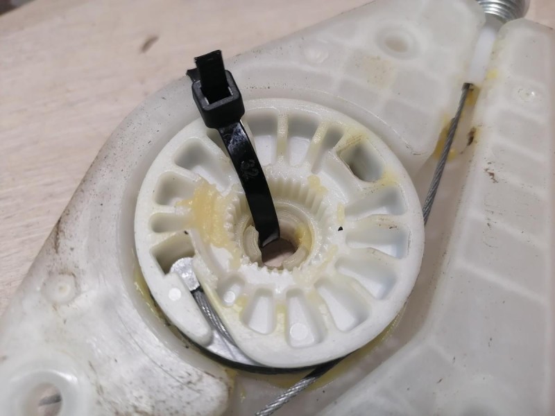 Rio 4 №1 стеклоподъемник задний правый эл