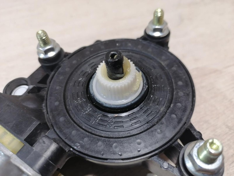 Rio 4 №1 моторчик стеклоподъемника передний правый