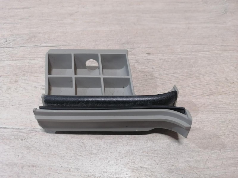 Rio 4 №1 направляющая стекла двери передняя левая