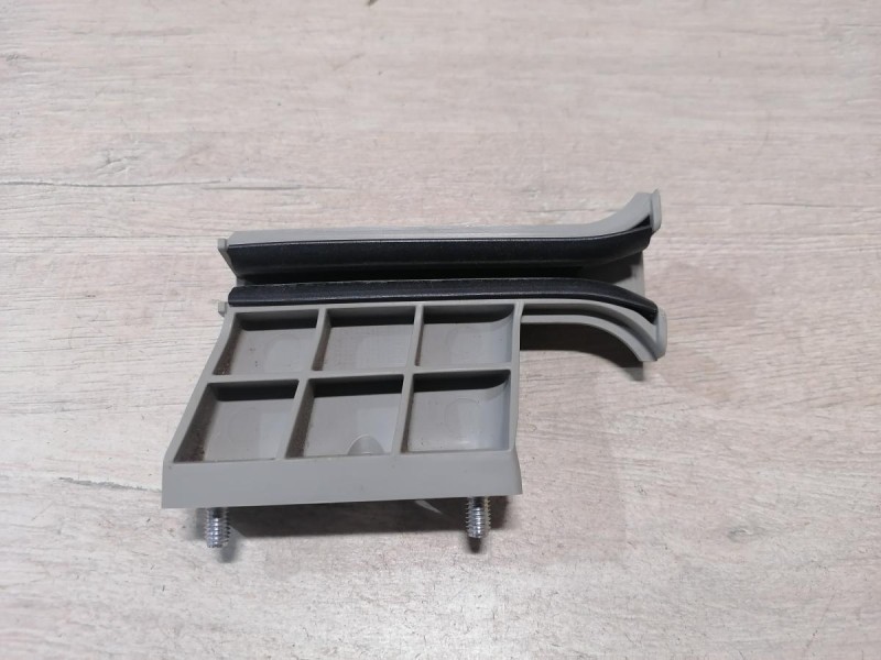 Rio 4 №1 направляющая стекла двери передняя правая