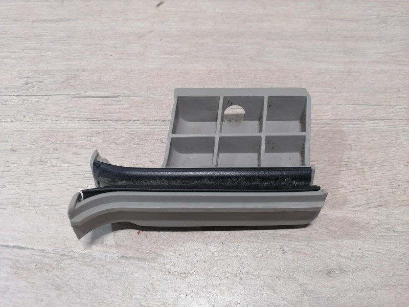 Rio 4 №1 направляющая стекла двери передняя правая