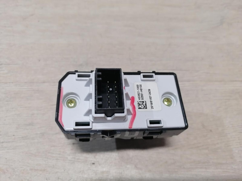 Rio 4 №1 кнопка стеклоподъемника