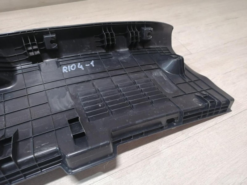 Rio 4 №1 обшивка задней панели накладка