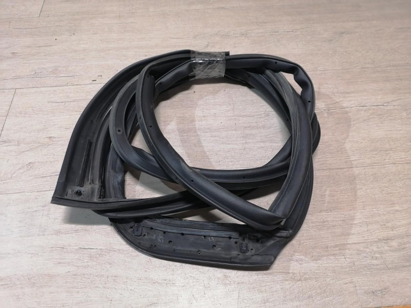 Rio 4 №1 уплотнитель двери задний правый