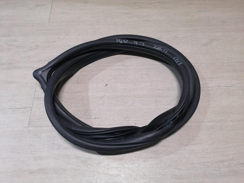 Rio 4 №1 уплотнитель дверного проема передний правый