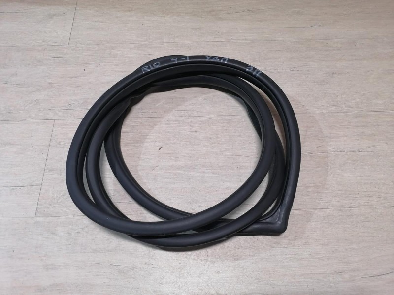 Rio 4 №1 уплотнитель дверного проема задний правый