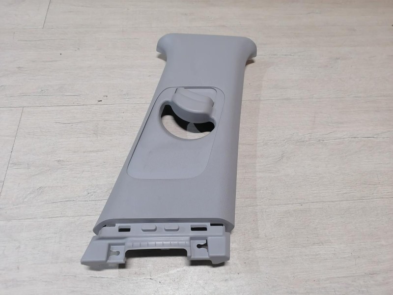 Rio 4 №1 обшивка средней стойки верхняя правая