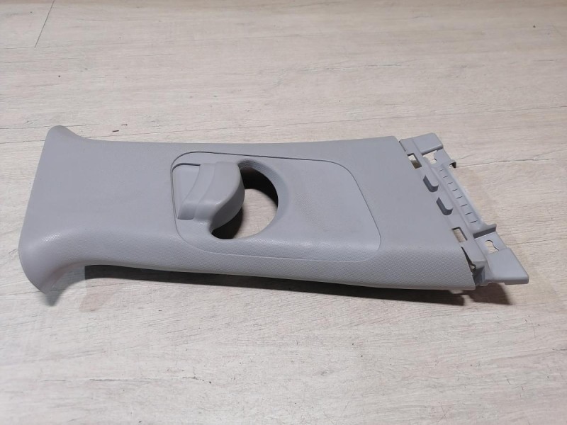 Rio 4 №1 обшивка средней стойки верхняя правая
