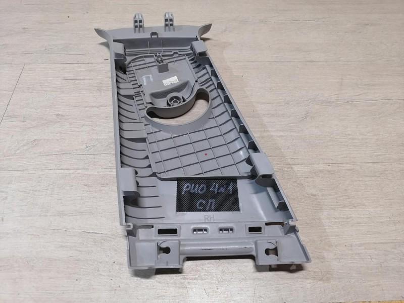 Rio 4 №1 обшивка средней стойки верхняя правая