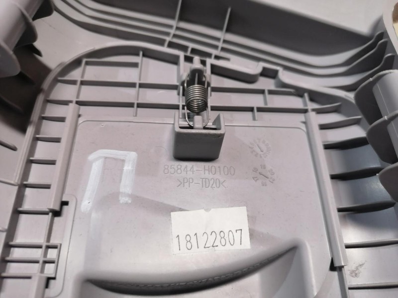 Rio 4 №1 обшивка средней стойки верхняя правая