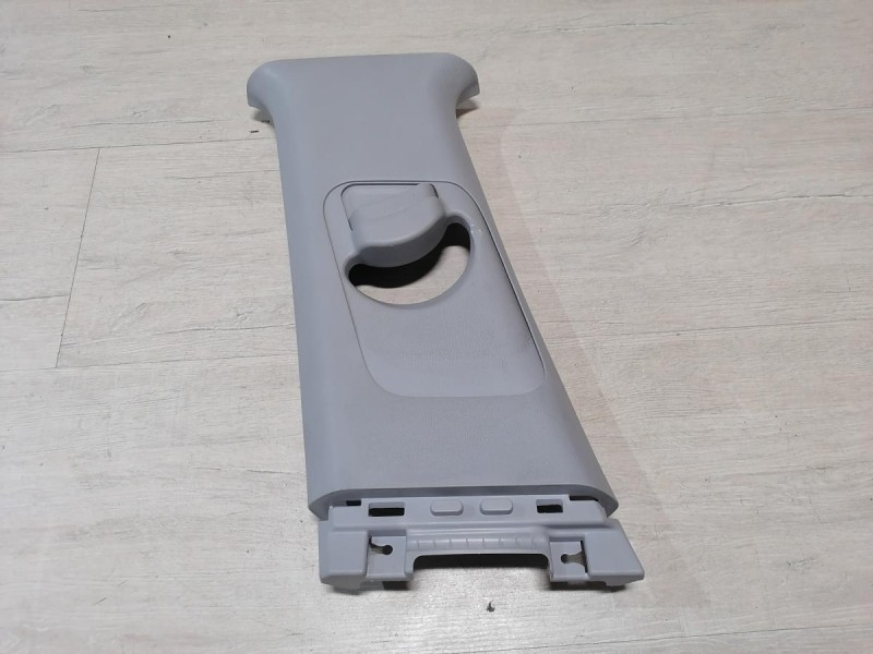 Rio 4 №1 обшивка средней стойки верхняя левая