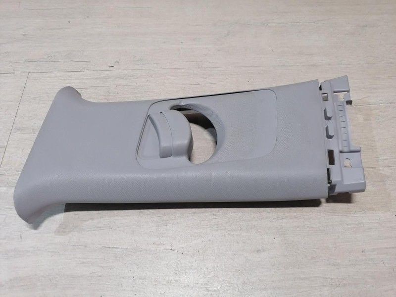 Rio 4 №1 обшивка средней стойки верхняя левая