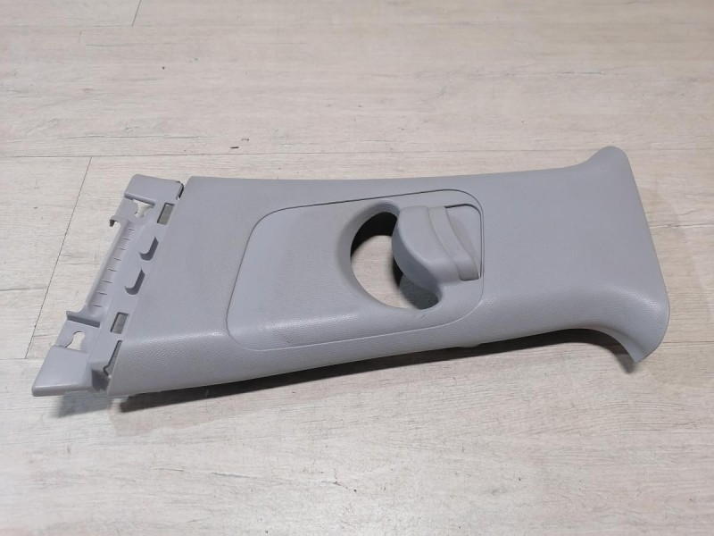 Rio 4 №1 обшивка средней стойки верхняя левая