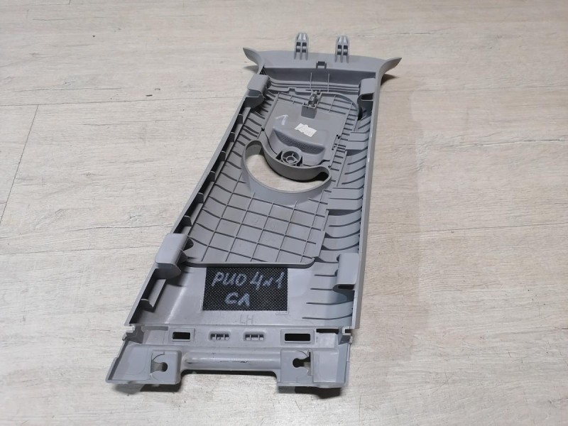 Rio 4 №1 обшивка средней стойки верхняя левая