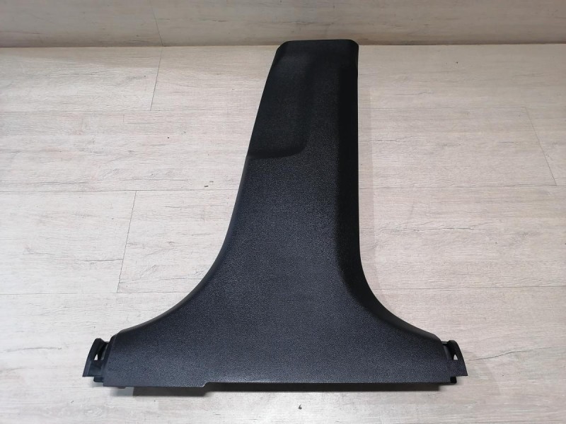 Rio 4 №1 обшивка средней стойки нижняя правая