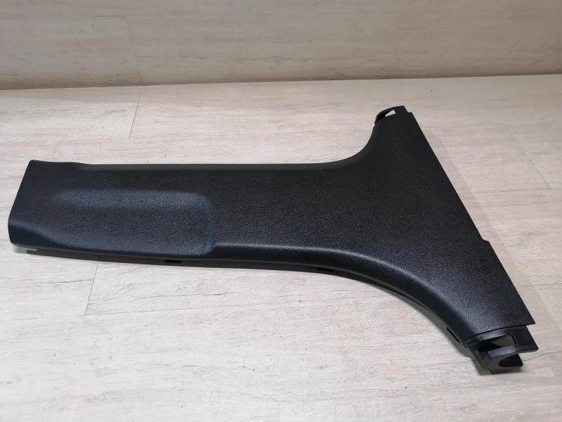 Rio 4 №1 обшивка средней стойки нижняя правая