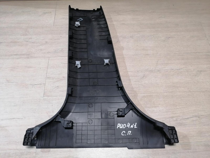 Rio 4 №1 обшивка средней стойки нижняя правая