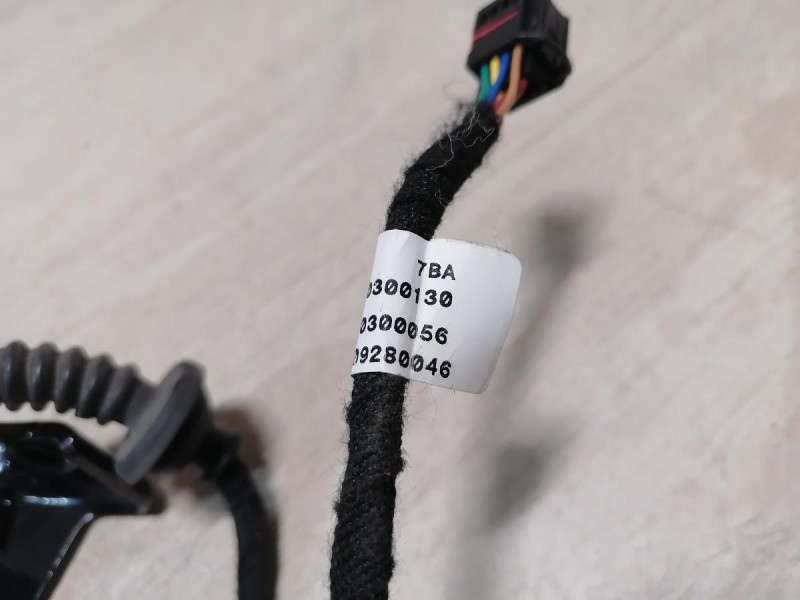 Omoda C5 амортизатор крышки багажника левый электро